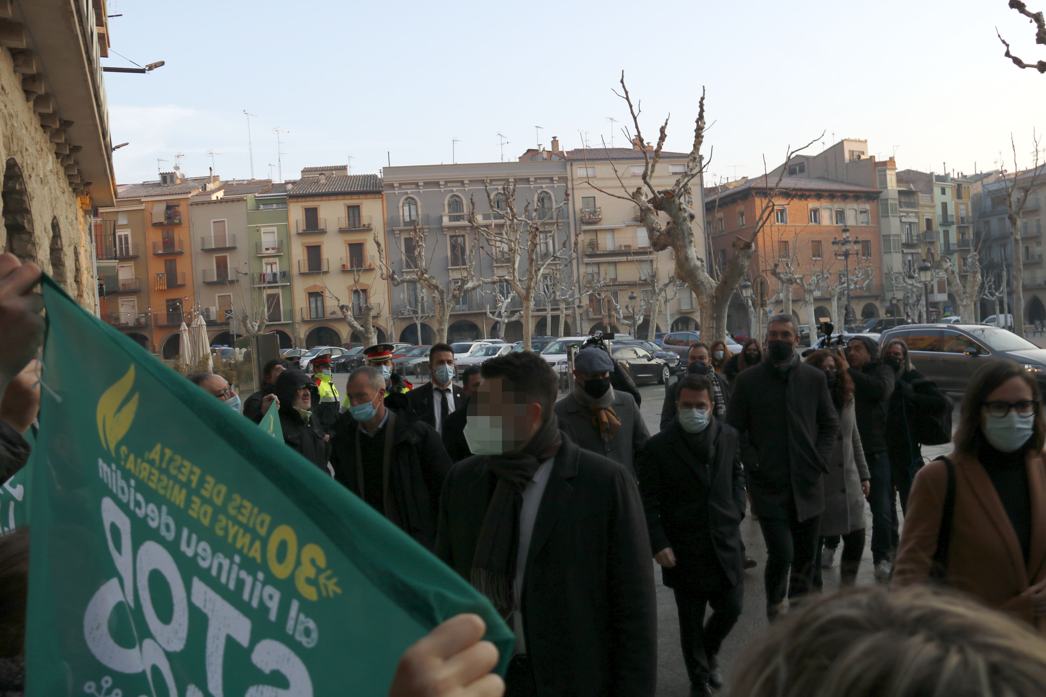 Catalan president Pere Aragonès glances at anti-Olympics protesters in Balaguer on January 28, 2022 (by Laura Cortés)